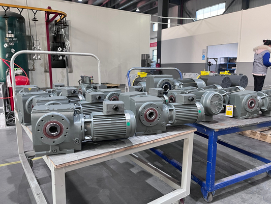 سلسلة R لعلبة التروس الحلزونية Gearmotor Reducer ذات الحمولة العالية وعزم الدوران العالي