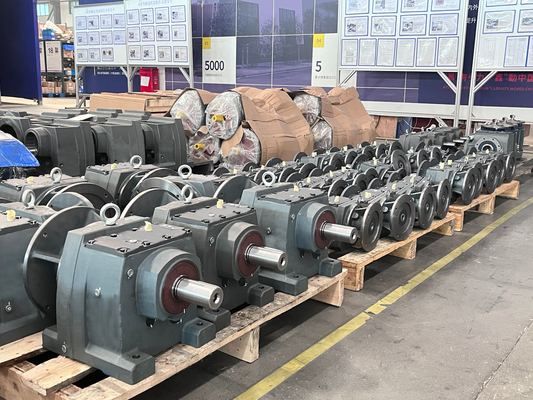 سلسلة R لعلبة التروس الحلزونية Gearmotor Reducer ذات الحمولة العالية وعزم الدوران العالي