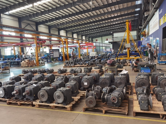 علبة التروس الحلزونية من سلسلة R مع IEC AM Flange B5 Motor Gearbox Gear Helical